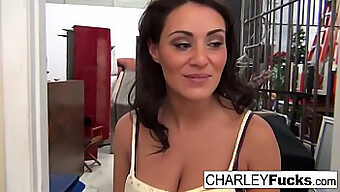 Os Peitos Grandes E Os Pelos Pubianos De Charley À Mostra