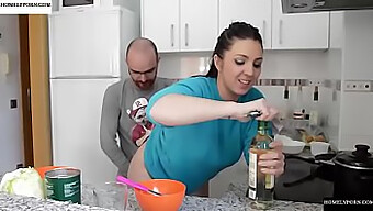 Pamela Sanchez Y Jesus Garcia Disfrutan De Algo De Acción Caliente Y Pesada En La Cocina